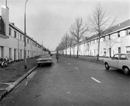 69674 Gezicht in de Jacob Simonsz. de Rijkstraat te Utrecht; met links de huizen van de zuidwestelijke straatwand (nrs. ...
